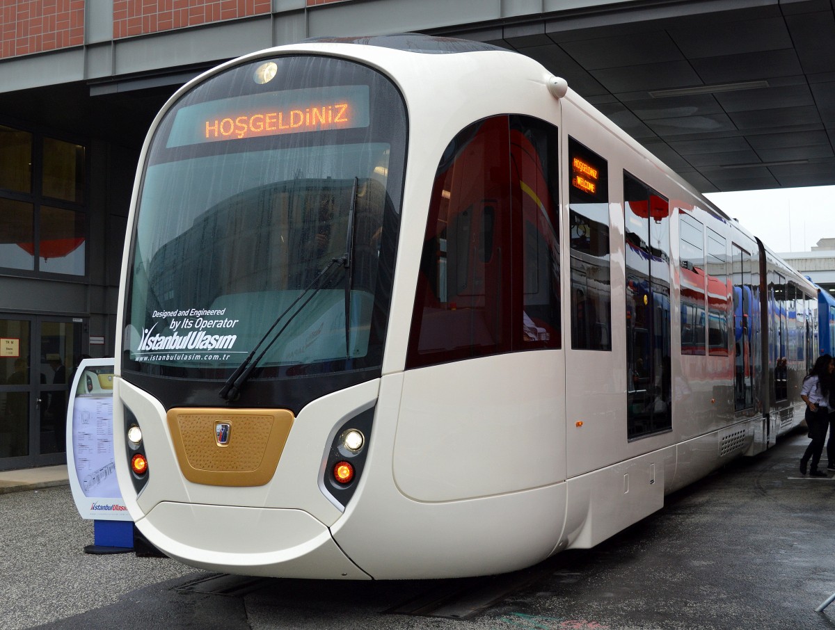 Eine optisch sich doch recht auffällig unterscheidende Straßenbahn von den weiteren vorgestellten Modellen auf der Inno Trans 214, der türkische Produzent Istanbul Ulasim San. ve Tic. A.S. stellt die Istanbul Tram vor, ein Hauch von Orient kombiniert mit moderner Technik und toller Inneneinrichtung, 26.09.14  