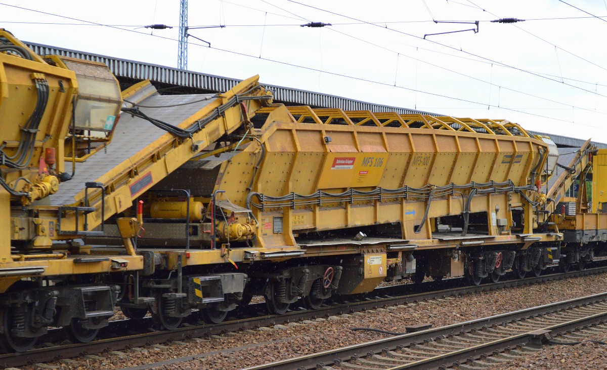 Eine P&T Materialförder- und Siloeinheit Typ MFS-100 der DB Bahnbau Gruppe (MFS 106) am 19.06.15 Bhf. Flughafen Berlin-Schönefeld.