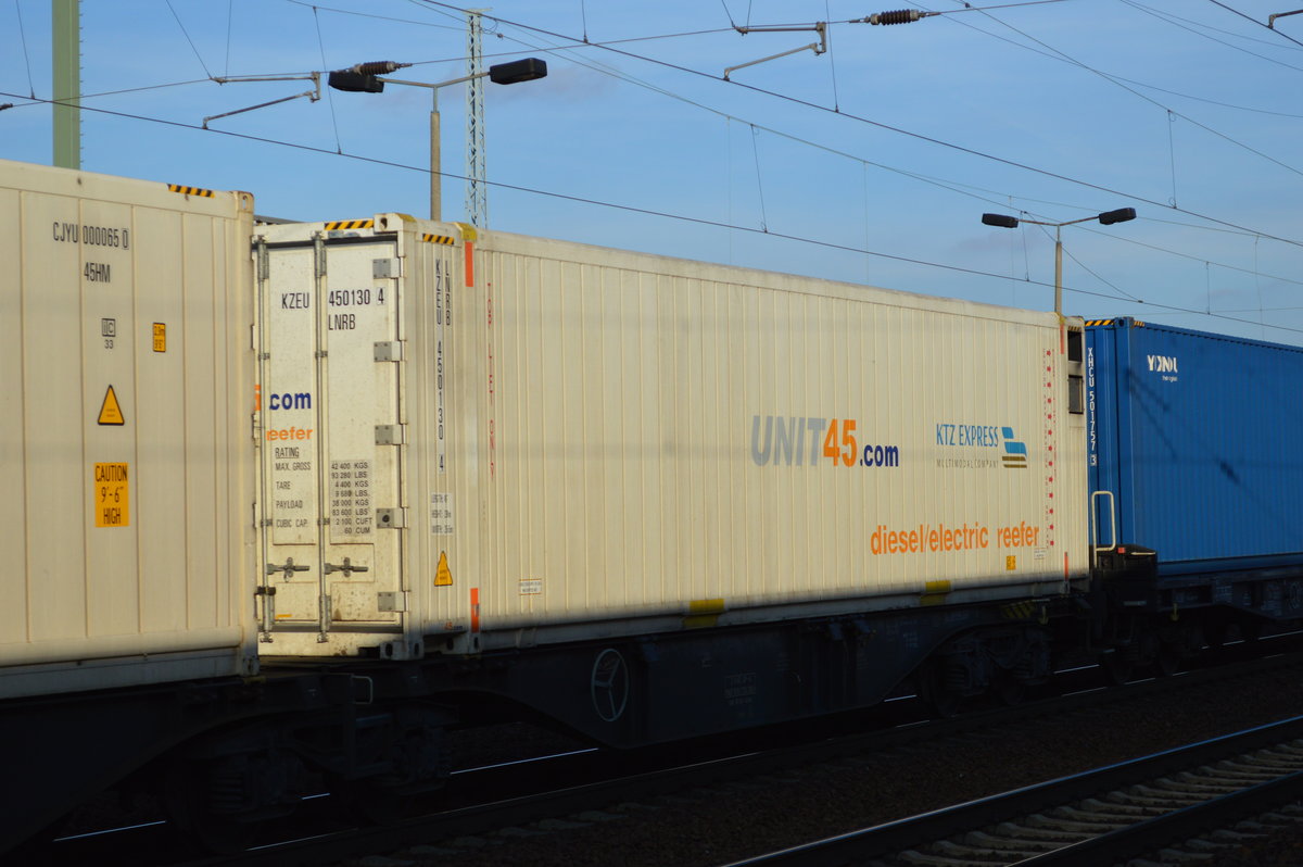 Eine Reihe interessanter diesel electric reefer (Kühl-Thermo Container) der Fa. UNIT45.com mit Firmenlogo KTZ Express JSC multimodal company einer Fa. aus Kasachstan am 07.12.17 Bf. Flughafen Berlin-Schönefeld.