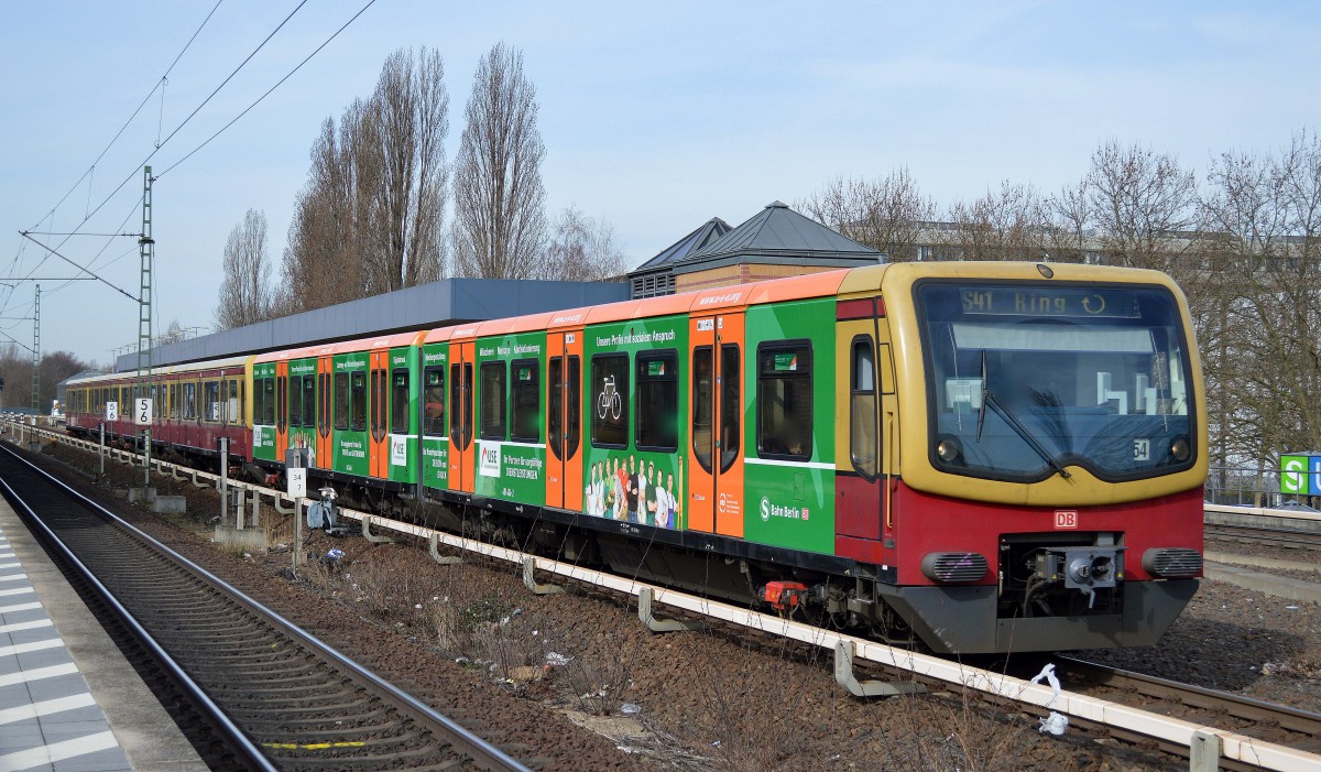 Eine S41 Ringbahn der Berliner S-Bahn, der vordere Viertelzug 481 404-2 mit Werbefolie am 07.04.15 Ausfahrt Bhf. Berlin-Jungfernheide.