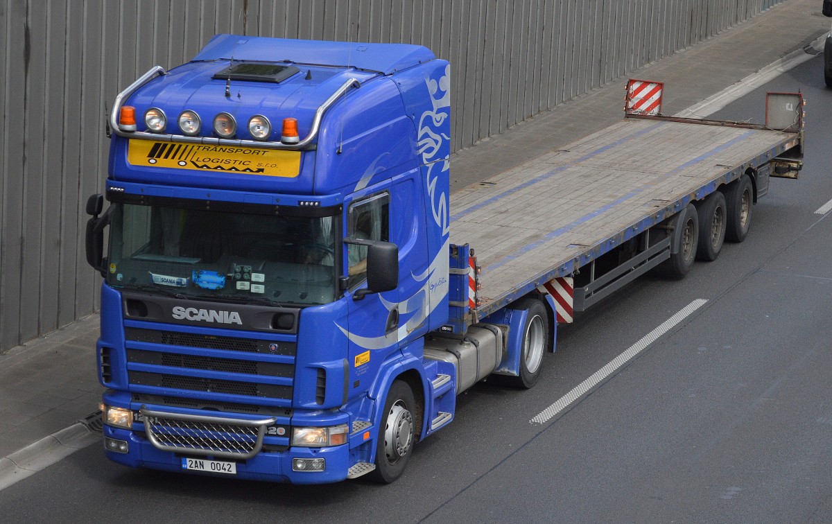 Eine SCANIA 142L/420 Zugmaschine mit Flachauflieger einer tschechischen Sped am 07.05.15 Berliner Stadtautobahn Höhe Knobelsdorffstr.
