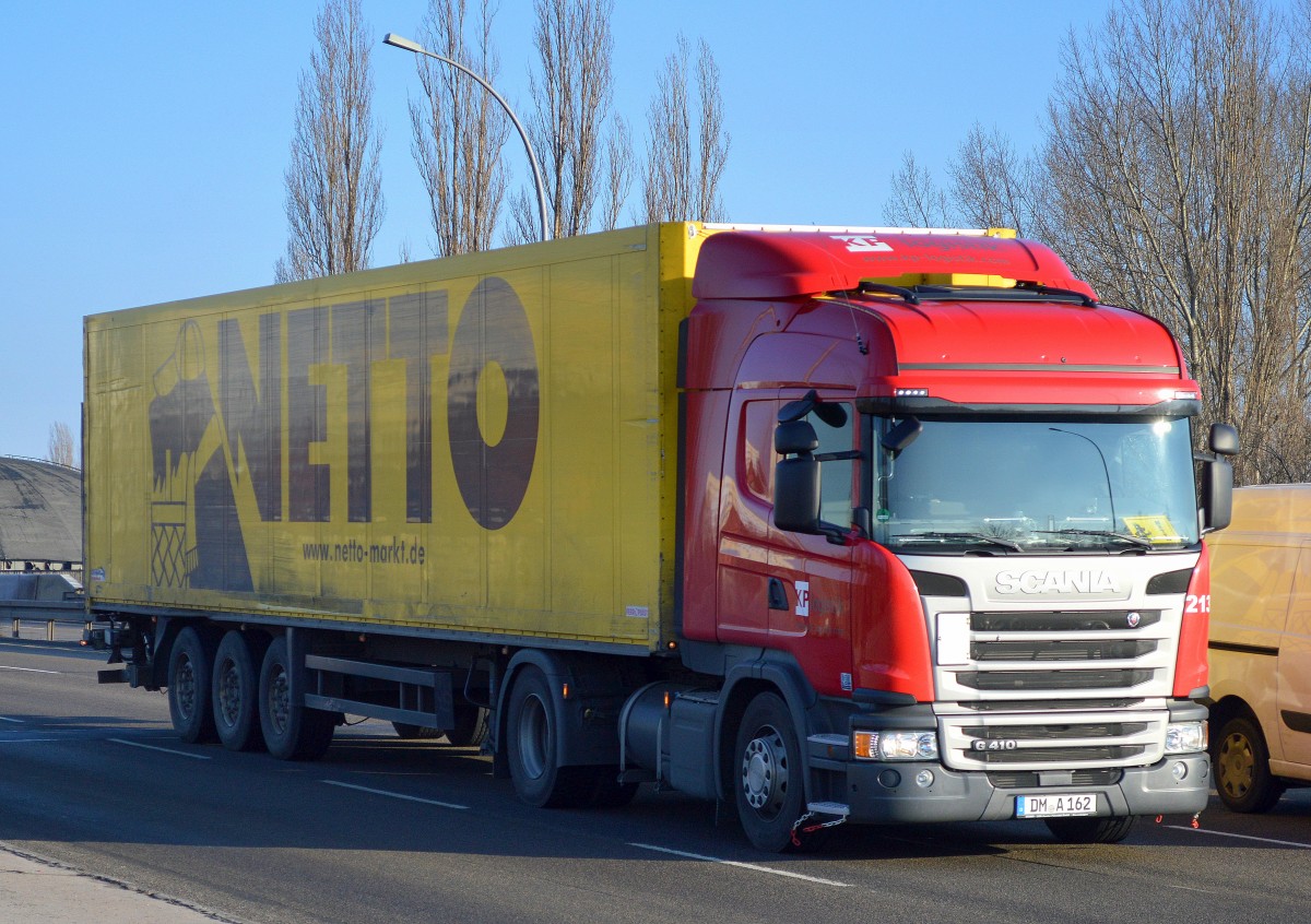 Eine SCANIA G 410 Zugmaschine der Sped. KP LOGISTIK mit Auflieger der Handelskette NETTO am 17.02.16 Berlin-Heinersdorf.