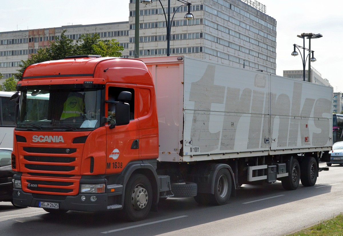 Eine SCANIA G400 Zugmaschine mit speziellem Auflieger der Fa.trinks am 16.07.15 Berlin-Alexanderplatz.