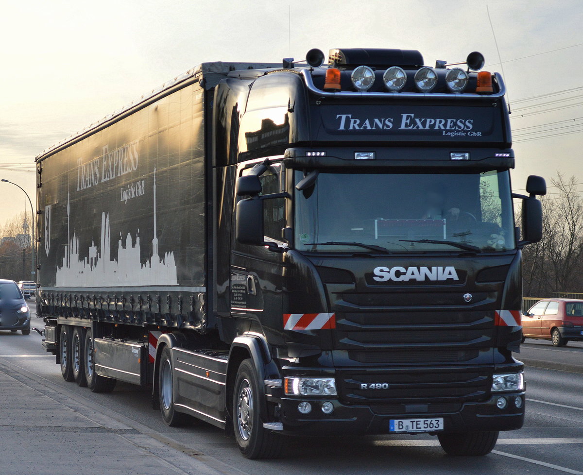 Eine Scania R490 Zugmaschine mit Trailer der Sped. TRANS EXPRESS Logistic GbR aus Berlin am 24.11.16 Berlin Marzahn.