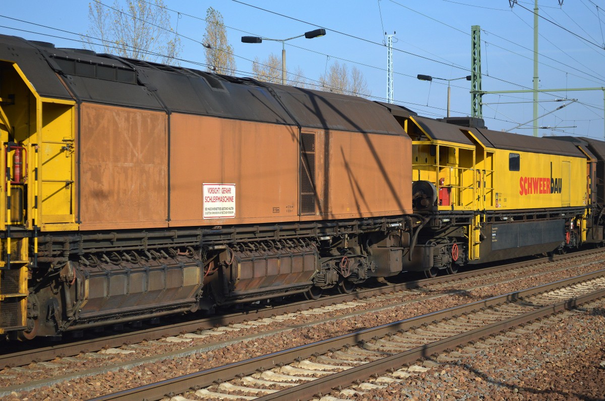 Eine von den sehr leistungsstarken zwei Schienenschleifmaschinen von der Fa. Schweerbau, die RG 48 II (99 80 9427 002-7) vom Hersteller LORAM aus dem Jahr 2010 am Haken von CLR 229 147-4 am 31.10.15 Bhf. Flughafen Berlin-Schönefeld.