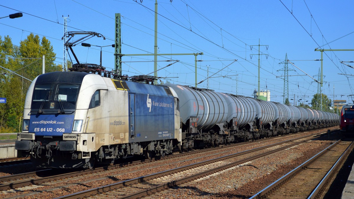 Eine sehr untypische Begegnung im Berliner Raum, ein WLC Taurus mit Kesselwagenzug (Ethanol) im Berliner Raum? Jedenfalls kam die Dispolok ES 64 U2-068 (91 80 6182 568-6 D-DISPO, Siemens Bj.2004)) die lt. meinen Informationen noch für WLC fährt mir am 01.10.15 im Bhf. Flughafen Berlin-Schönefeld entgegen.