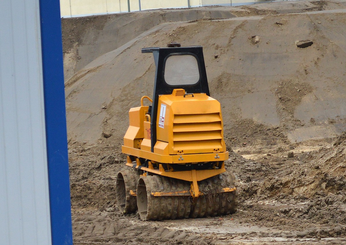 Eine sogenannte Grabenwalze mit Vibration, Typ + Hersteller? der Fa. Max Bögl zum Boden verdichten z.Bsp beim Neubau von Kanalanlagen u.a., 26.01.15 Großbaustelle Berlin-Moabit.