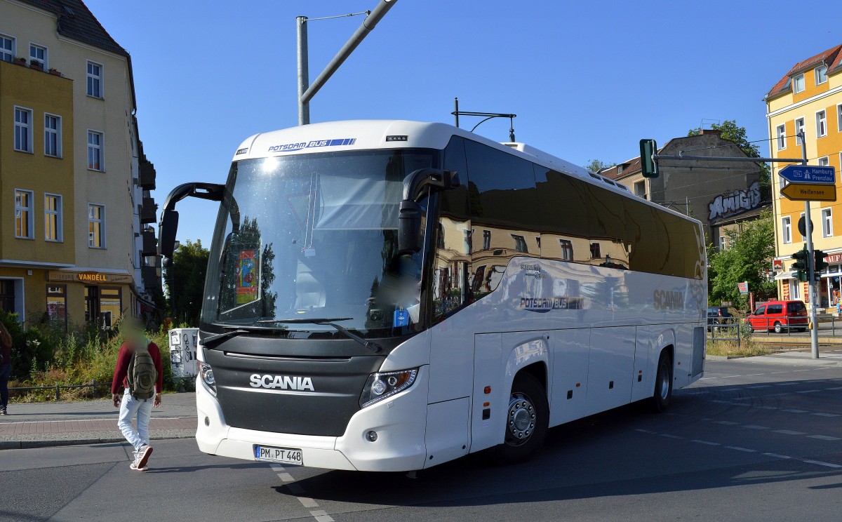 Eine Überrschung vor einigen jahren war der vor allem der mit sehr hohen Sicherheitsstandarts ausgestattete SCANIA touring HD 12.1 Reisebus, wobei das Untergestell von Scania stammt und der gesamte Aufbau vom weltgrößten Reisebushersteller, der chinesischen Fa. Higer Bus, ein wirklich sehenswertes modernes Modell, hier einer der Fa. POTSDAM BUS am 03.07.14 Berlin-Pankow.  