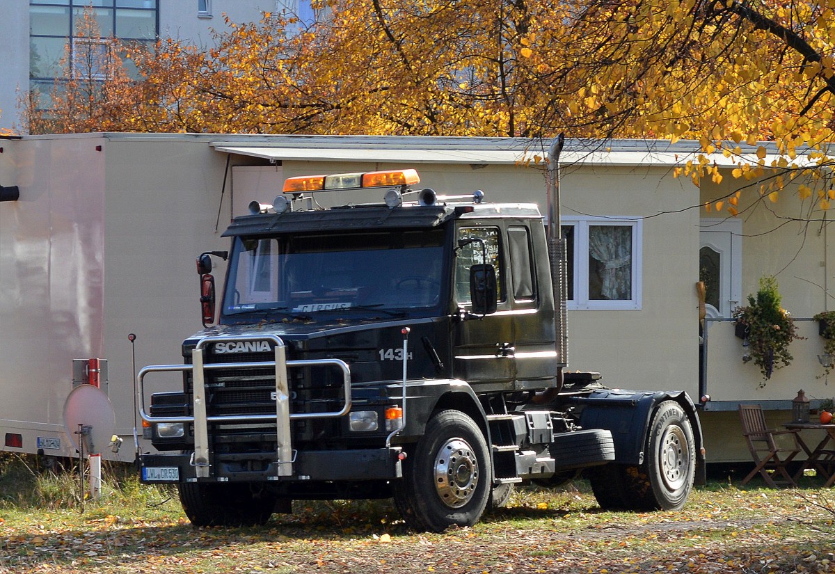 Eine VOLVO 143H/500 Hauber Zugmaschine in schwarz von einem kleinem Zirkusbetrieb aus Berlin am 26.10.15 Berlin-Landsberger Allee.