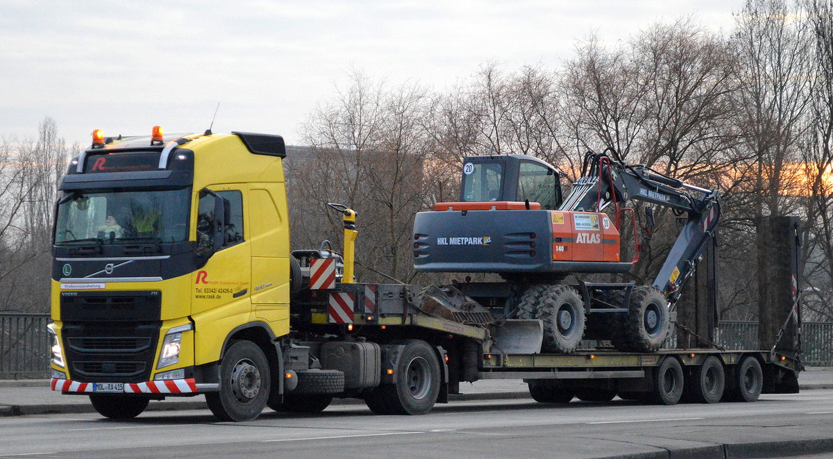 Eine VOLVO FH 460 EEV Zugmaschine der Fa. Rask-Brandenburg GmbH mit Ladebrücke mit ATLAS 140W Mobilbagger beladen am 13.12.16 Berlin-Marzahn. 