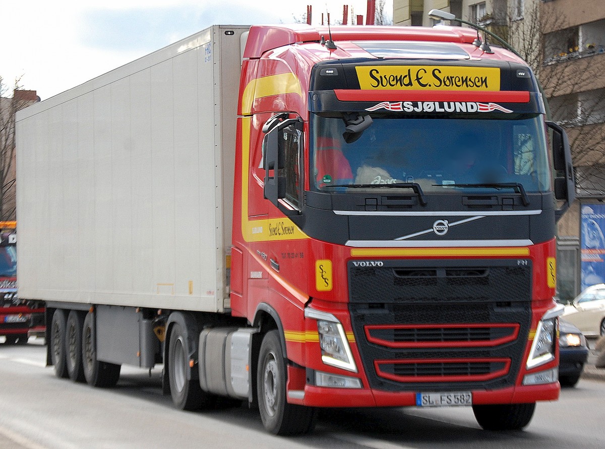 Eine VOLVO FH 480 PS Zugmaschine mit Auflieger am 12.02.14 Berlin-Beusselbrücke.