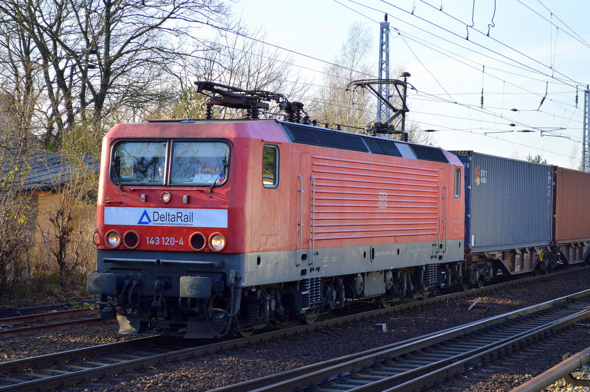 Eine weitere noch im DB Design befindliche 143ér ist zur Lokflotte des EVU DeltaRail dazugekommen, mit Firmenlogo auf der Frontseite kam 143 120-4 mit einem Containerzug Richtung Frankfurt/Oder am 29.11.17 Berlin-Hirschgarten entlang.