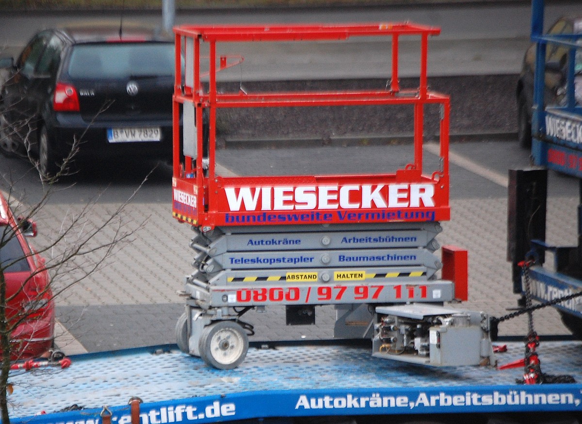 Eine weitere recht kleine mobile Arbeitsbühne Hersteller + Typ? der Vermietfirma WIESECKER am 17.01.14 Berlin-Karow.