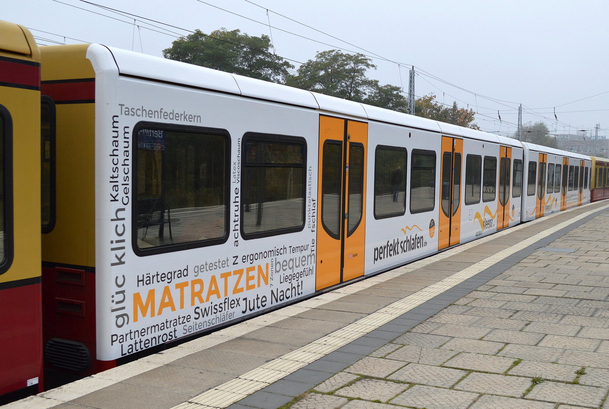 Eine weitere Webefolie an einem S-Bahn Viertelzug (481/482 206-0), hier der Fa. sleeps.com am 19.10.17 S-Bf. Berlin Köpenick an einer S3
