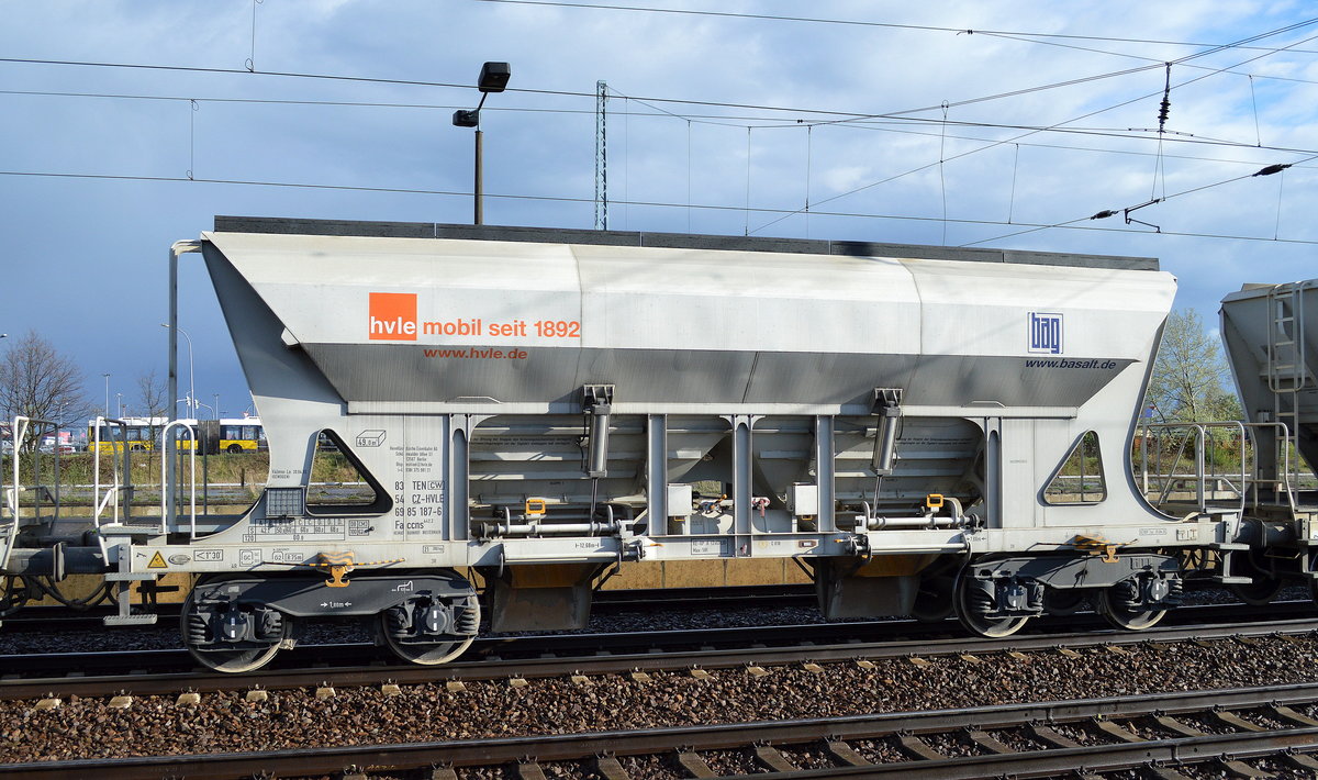 Einer der Drehgestell-Schüttgutwagen mit dosierbarer Schwerkraftentladung mit tschechischer Registrierung der hvle mit der Nr. 83 TEN (CW) 54 CZ-HVLE 6985 187-6 Faccns 442.2 HEIMAT BAHNHOF WUSTERMARK am 11.04.17 Bf. Flughafen Berlin-Schönefeld.