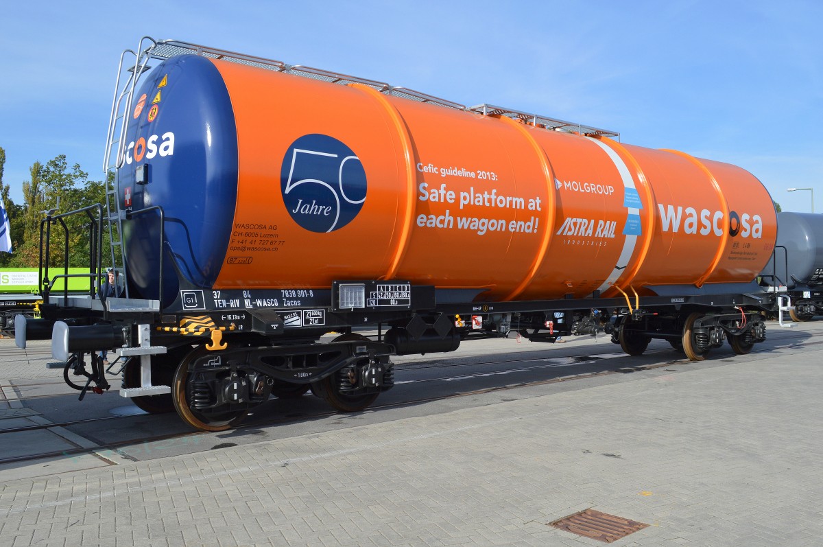 Einer der größten und schon seit 1891 bestehender Hersteller von Güterwagen für die Bahn kommt erstaunlicher aus Rumänien, die Fa. Astra Rail Industries gegründet von einem österreichischen Industriellen baut eine riesige Auswahl an verschiedenen uns bekannten Güterwagentypen, vor allem aber heutzutage Kesselwagen. Hier wird in Verbindung mit dem bekannten schweizer Wageneinsteller und -vermieter WASCOSA AG (auch schon seit 50 Jahren auf dem Mark) der Kesselwagen 37 TEN-RIV 84 NL-WASCO 7838 901-8 Zacns präsentiert, 28.09.14 Inno Trans Berlin