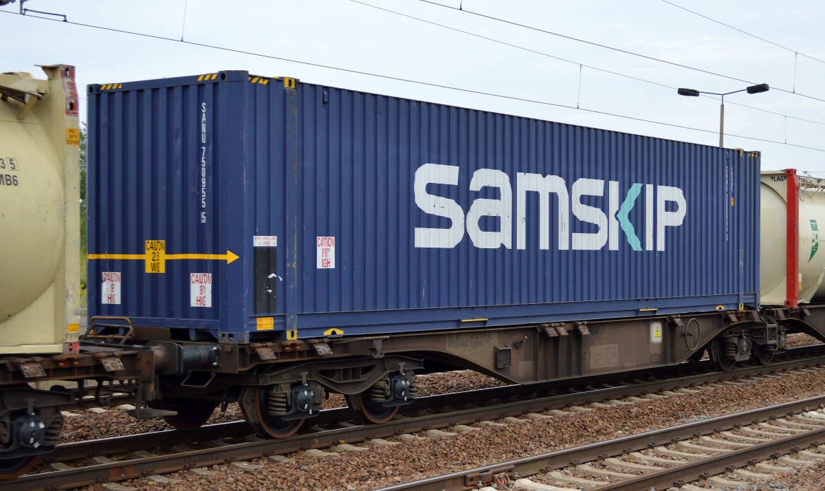 Einer der großen Logistiker, das niederländische Unternehmen samsKIP mit ihrem europaweiten Samskip Multimodal Container Logistics mit einem 45 ft Container unterwegs auf der See, per Bahn und LKW und in den letzten Jahren spezialisiert auf Transpote nach Skandinavien und die Baltischen Staaten, 07.08.14 Bhf. Flughafen Berlin-Schönefeld.