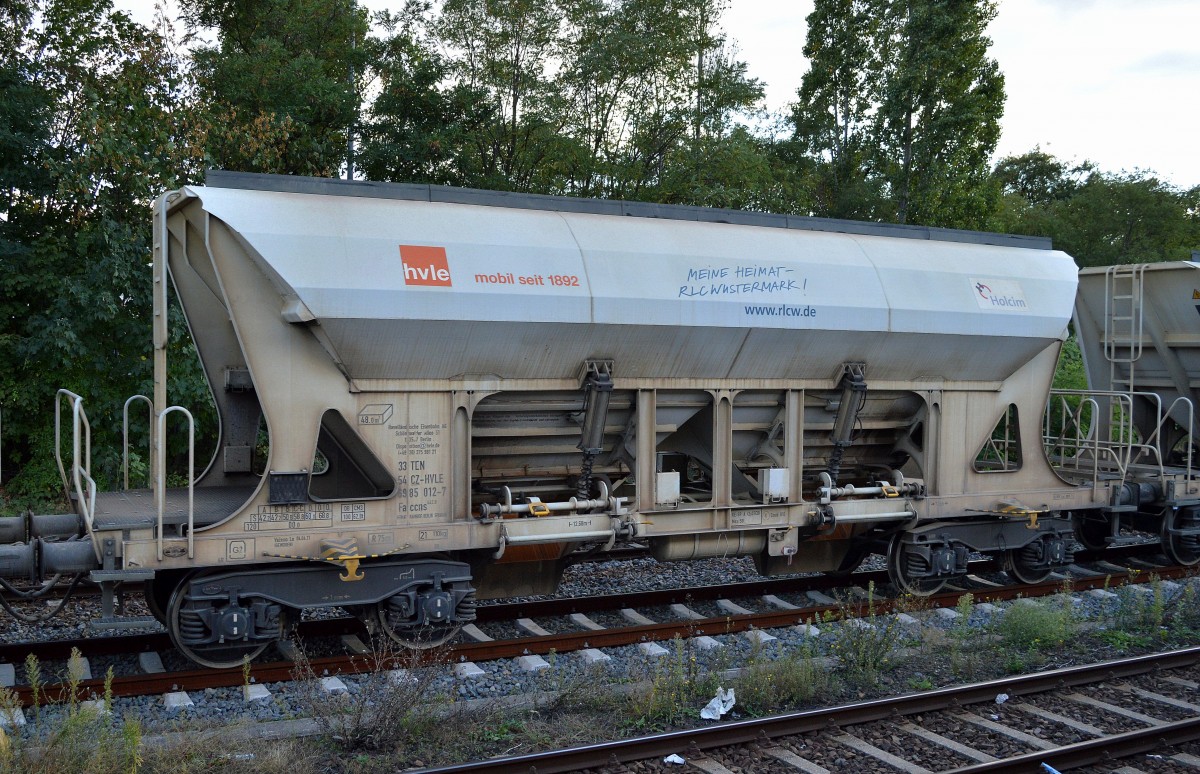 Einer der modernen und sehr leisen hvle-Schüttgutwagen mit tschechischer Zulassung mit der Nr. 33 TEN 54 CZ-HVLE 6985 012-7 Fa ccns 442.0 HEIMAT BAHNHOF BERLIN SPANDAU am 30.09.15 Gbf. Berlin-Neukölln.