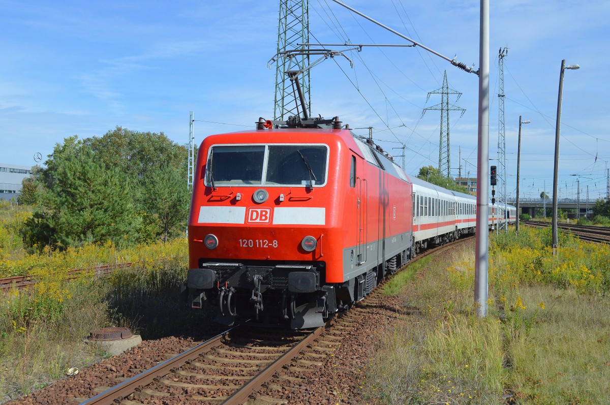 Einer von den im Moment t�glich am sp�ten Vormittag verkehrenden Sonderz�gen mit haupts�chlich syrischen Fl�chtlingen an Bord im Bhf. Flughafen Berlin-Sch�nefeld verl��t mit der Schublok 120 112-8 und einer IC-Personenwagengarnitur (2.Klasse) den Bhf. am 16.09.15