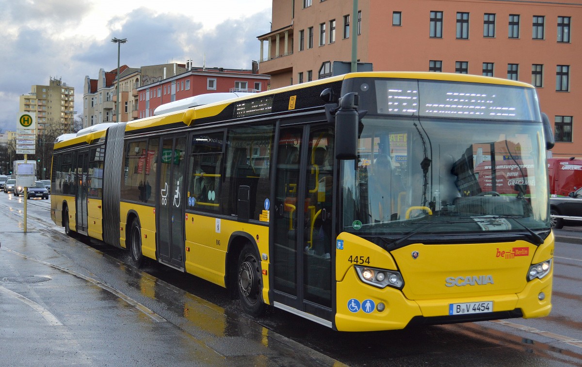 Einer von den neuesten Gelenkbusse der Berliner Verkehrsbetriebe, einer von den wirklich sehr langen SCANIA TYP Citywide LFA (BVG Nr. 4454) an der Haltestelle Messe Nord/ICC am 14.01.15
