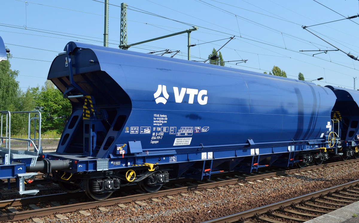 Einer von den noch ganz neuen Getreide-Schüttgutwagen vom Einsteller VTG AG in Hamburg mit der Nr. 37 TEN 80 D-VTGD 0764 919-7 Tagnpps, 04.08.15 Bhf. Flughafen Berlin-Schönefeld.