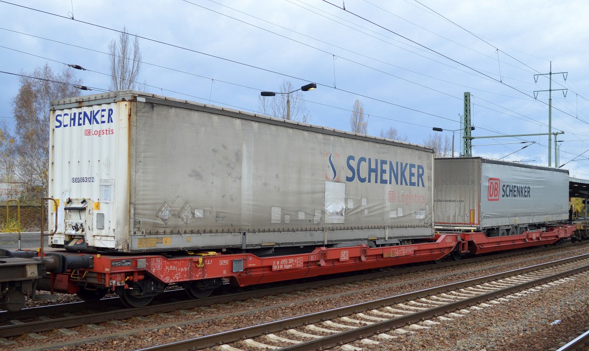 Einer der recht neuen DB Gelenk-Taschenwagen mit zwei DB/Schenker LKW-Aufliegern beladen mit der Nr. 31 TEN 80 D-DB 4955 389-0 Sdggmrs 738.1 am 09.11.15 Bhf. Flughafen Berlin-Schönefeld. 