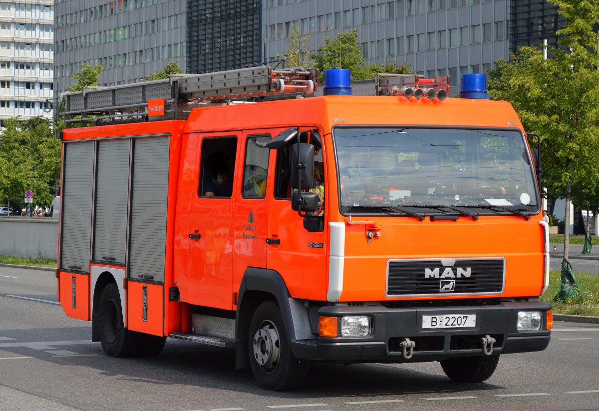 Einer der wenigen noch in Dienst befindlichen LHF 16/16 (MAN 10.224) der Berliner Feuerwehr von der Feuerwache Berlin-Friedrichshain am 16.07.15 Höhe Berlin-Alexanderplatz. 