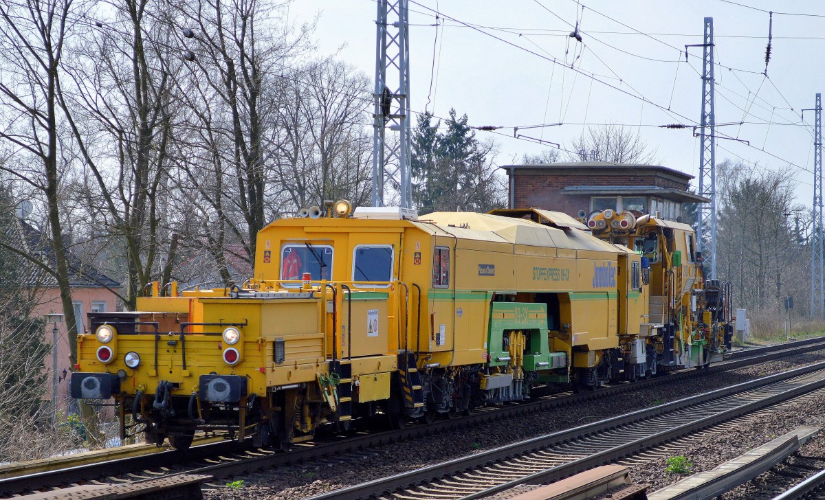 Eines ist im Moment für Bahnfans in Berlin und Brandenburg gewiss, es vergeht kein Tag ohne das man diversen Gleisbaumaschinen diverser Gleisbaufirmen begegnet, hier der P&T STOPFEXPRESS 09-3X + Schnellschotterplaniermaschine USP 2000 SWS der Fa. JumboTec Richtung Bernau am 09.04.15 Berlin-Karow.