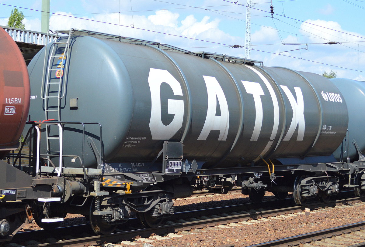 Einige Jahre nicht mehr im Trend geht man wohl im Moment wieder verstärkt dazu über die angemieteten Kesselwagen der großen Einstellfirmen wie GATX, VTG, ERMEWA u.a. mit den Firmenlogos der jeweils nutzenden EVU´s oder auch Produzenten zu versehen, eine wie ich finde kluge Entscheidung. Hier ein grauer Kesselwagen vom Einsteller GATX in Deutschland mit niederländischer Registrierung mit der Nr. 37 TEN-RIV 84 NL-GATXD 7843 413-7 Zans versehen mit dem Firmenlogo der polnischen EVU LOTOS in einem Ganzzug weißer und grauer GATX Kesselwagen die fast alle das LOTOS Logo drauf hatten, 22.08.16 Bf. Flughafen Berlin-Schönefeld.