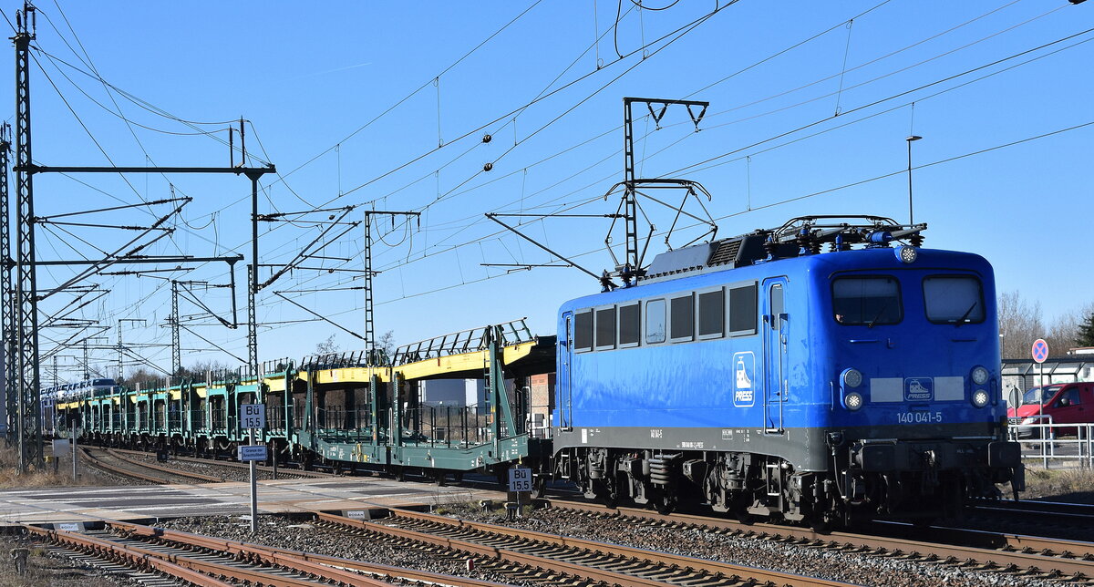 Eisenbahnbau- und Betriebsgesellschaft Pressnitztalbahn mbH, Jöhstadt (PRESS) mit ihrer  140 041-5  (NVR:  91 80 6140 810-3 D-PRESS ) und einem nicht voll ausgelastetem PKW-Transportzug (fabrikneue VW-Modelle) am 18.03.25 Höhe Bahnhof Rodleben.
