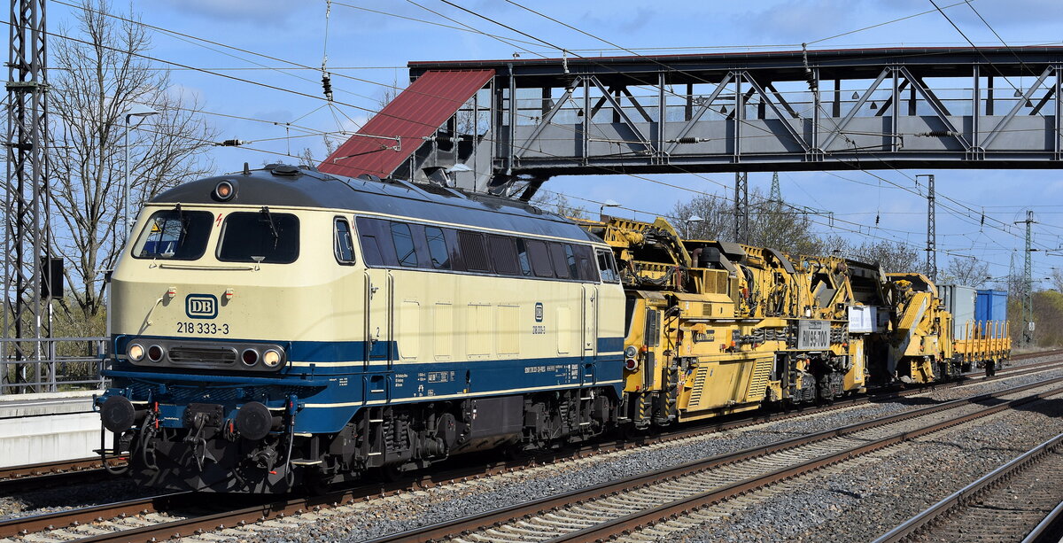 Eisenbahnbau- und Betriebsgesellschaft Pressnitztalbahn mbH, Jöhstadt (PRESS) mit ihrer  218 333-3  (NVR:  92 80 1218 333-3 D-PRESS ) und der MGW Plasser & Theurer Hochleistungs-Bettungsreinigungsmaschine Typ RM 95-700 am Haken am 10.04.25 Höhe Bahnhof Saarmund.