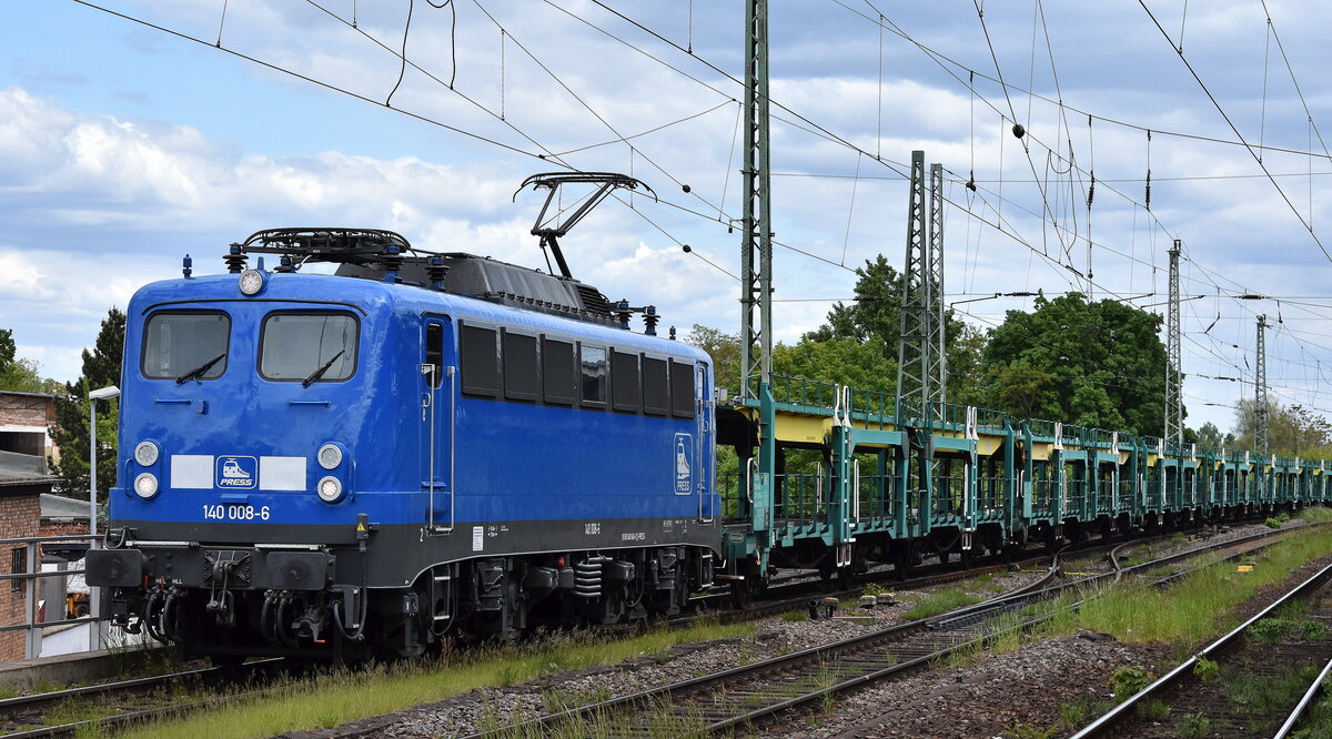 Eisenbahnbau- und Betriebsgesellschaft Pressnitztalbahn mbH, Jöhstadt (PRESS) mit ihrer  140 008-6  (NVR:  91 80 6140 845-9 D-PRESS ) und einem PKW-Transportzug (leer) am 08.05.25 Höhe Bahnhof Magdeburg Neustadt.