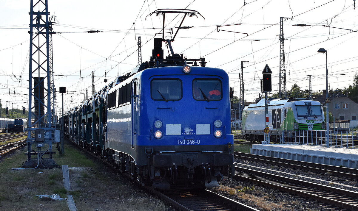 Eisenbahnbau- und Betriebsgesellschaft Pressnitztalbahn mbH, Jöhstadt (PRESS) mit ihrer  140 046-0  (NVR:  91 80 6140 837-6 D-PRESS ) und einem PKW-Transportzug (fabrikneue VW-Modelle) am Abend des 20.05.25 Durchfahrt Bahnhof Stendal Hbf.