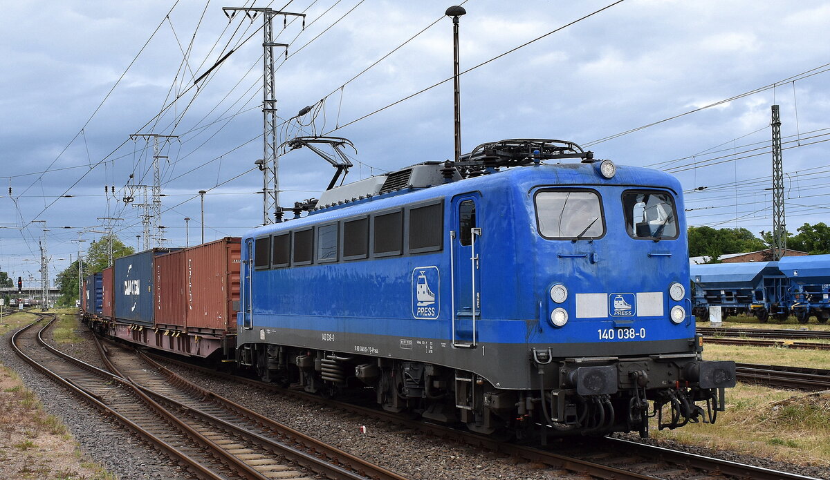 Eisenbahnbau- und Betriebsgesellschaft Pressnitztalbahn mbH, Jöhstadt (PRESS) mit ihrer  140 038-0  (NVR:  91 80 6140 851-7 D-PRESS ) für METRANS mit einem Containerzug Richtung Hamburger Hafen am 27.05.25 Höhe Bahnhof Stendal Hbf.