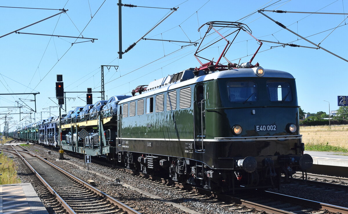 Eisenbahnbau- und Betriebsgesellschaft Pressnitztalbahn mbH, Jöhstadt (PRESS) mit der im Eigentum von der SunRail GmbH befindlichen  E40 002 / 140 002-7  (NVR:  91 80 6140 002-7 D-PRESS ) in wunderbarer Pracht mit klassischem Pantographen und einem PKW-Transportzug (fabrikneue VW-Modelle) am 01.07.25 Höhe Bahnhof Rodleben.