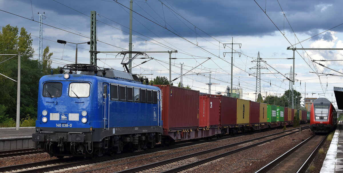 Eisenbahnbau- und Betriebsgesellschaft Pressnitztalbahn mbH, Jöhstadt (PRESS) mit ihrer  140 038-0  (NVR:  91 80 6140 851-7 D-PRESS ) für METRANS mit einem Containerzug am 30.08.25 Höhe Bahnhof Schönefeld b. Berlin.