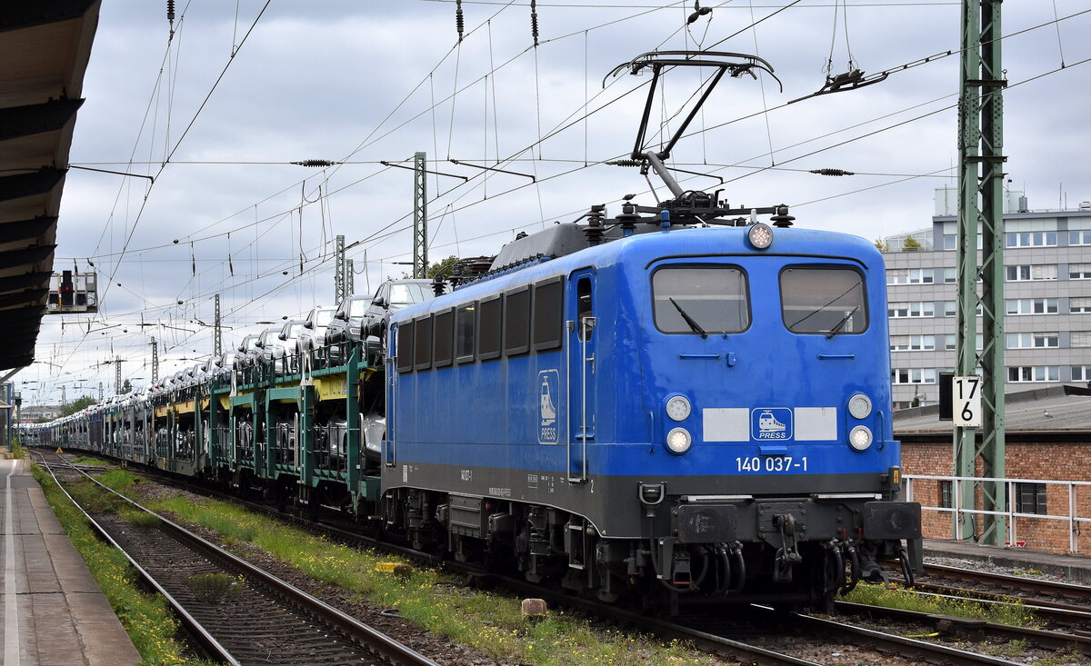 Eisenbahnbau- und Betriebsgesellschaft Pressnitztalbahn mbH, Jöhstadt (PRESS) mit ihrer  140 037-1  (NVR:  91 80 6140 831-9 D-PRESS ) und einem PKW-Transportzug (fabrikneue VW-PKW Modelle) am 18.09.25 Höhe Bahnhof Magdeburg-Neustadt.