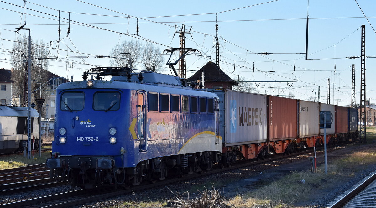 Eisenbahnen und Verkehrsbetriebe Elbe-Weser GmbH, Zeven mit ihrer  140 759-2  (NVR:  91 80 6140 759-2 D-MWB ) und einem Containerzug kommt am Zielbahnhof Frankfurt (Oder) an, 19.03.25 