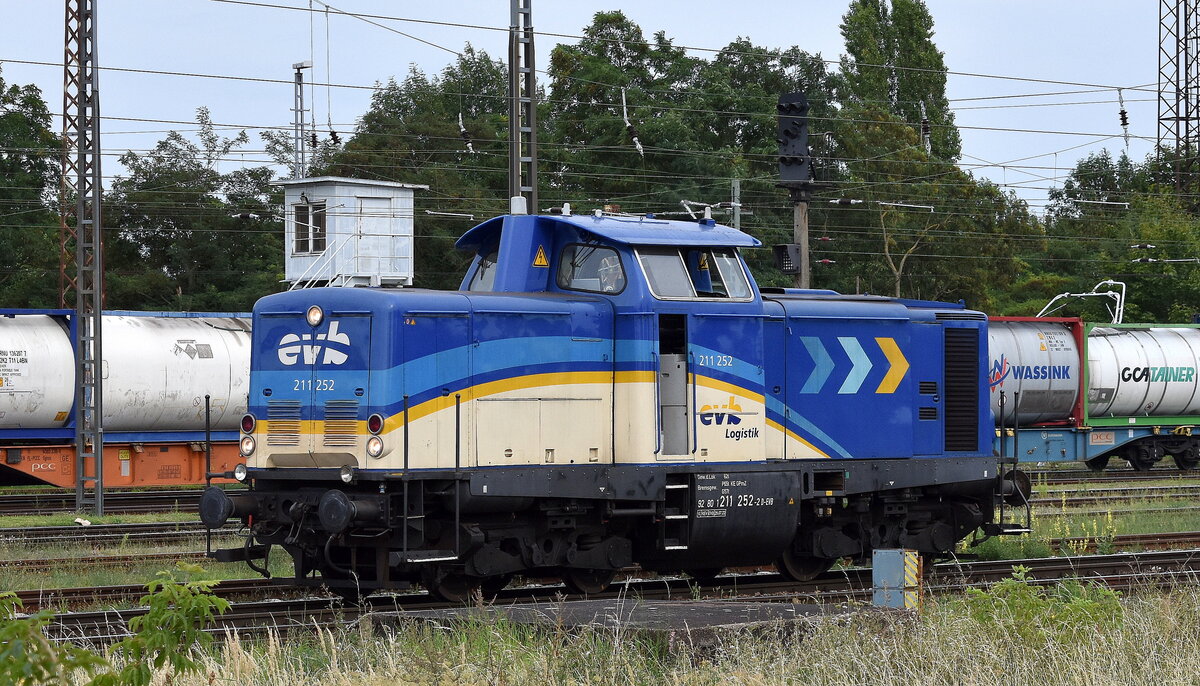 Eisenbahnen und Verkehrsbetriebe Elbe-Weser GmbH, Zeven mit ihrer  211 252  (NVR:  92 80 1211 252-2 D-EVB ) am 08.08.25 Höhe Bahnhof Frankfurt/Oder, dort wird diese Lok seit einiger Zeit bereitgestellt für Rangiertätigkeiten für die selbst bestückten Containerzüge dieser EVU.