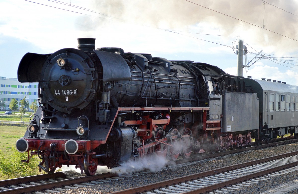 Eisenbahnfreunde Traditionsbahnbetriebswerk Staßfurt e.V. mit ihrer Dampflok 44 1486-8 (90 80 0044 486-3 D-EFST, Schneider Bj.1943) zu Gast in Berlin beim Herbstfest  Berlin macht Dampf 2015  der Dampflokfreunde Berlin im ehemaligen Betriebswerk Berlin-Schöneweide, hier auf Sonderfahrt am 20.09.15 Höhe Berlin-Adlershof.