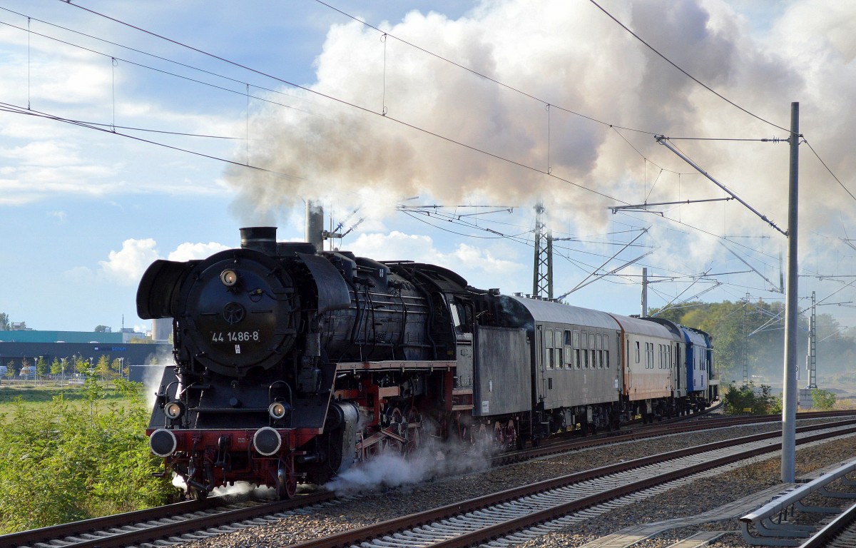 Eisenbahnfreunde Traditionsbahnbetriebswerk Staßfurt e.V. mit ihrer Dampflok 44 1486-8 (90 80 0044 486-3 D-EFST, Schneider Bj.1943) zu Gast in Berlin beim Herbstfest  Berlin macht Dampf 2015  der Dampflokfreunde Berlin im ehemaligen Betriebswerk Berlin-Schöneweide, hier auf Sonderfahrt am 20.09.15 Höhe Berlin-Adlershof.