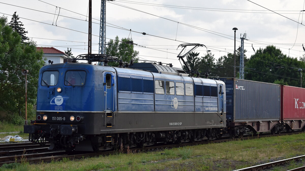 Eisenbahngesellschaft Potsdam mbH, Potsdam (EGP) mit ihrer  151 085-8  (NVR:  91 80 6151 085-8 D-EGP) und einem Containerzug am 03.06.25 Höhe Bahnhof Stendal Hbf.