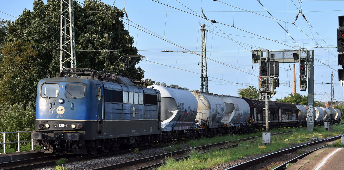 Eisenbahngesellschaft Potsdam mbH, Potsdam (EGP) mit ihrer  151 139-3  (NVR:  91 80 6151 139-3 D-EGP ) und einem Güterzug für Zementstaubprodukte aus Berlin (leer) am 07.08.25 Höhe Bahnhof Magdeburg-Neustadt.
