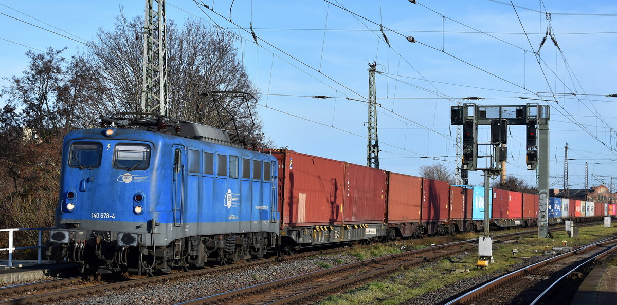 Eisenbahngesellschaft Potsdam mbH, Potsdam (EGP) mit ihrer  140 678-4  (NVR:  91 80 6140 678-4 D-EGP ) und einem Containerzug am 08.12.25 Höhe Bahnhof Magdeburg-Neustadt.