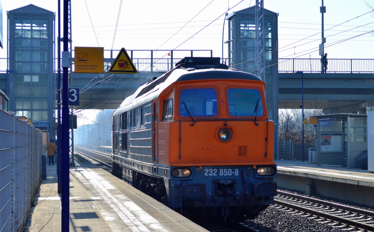 EKO Trans mit 232 850-8 (91 80 1232 850-8 D-EKO, Lugansk Bj.1974, ex DB 232 057) am 26.02.15 Berlin-Hohenschönhausen.