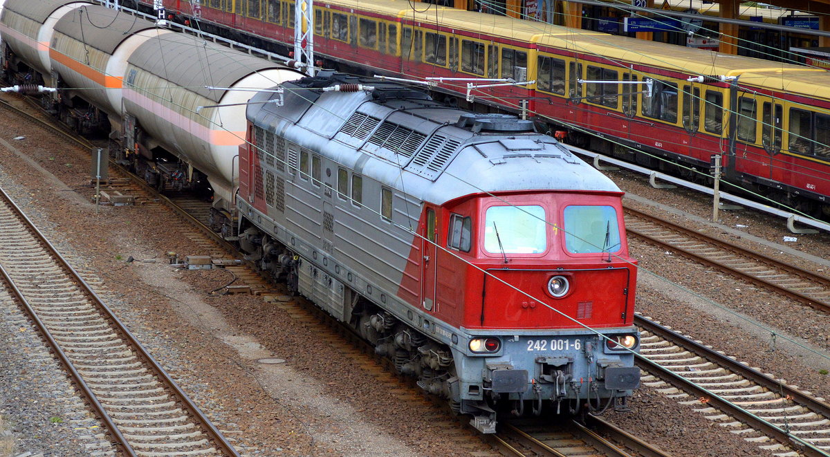 EKO-Trans mit der 242 001-6 und einem Ganzzug Gasdruckkesselwagen (Propen) am 30.09.16 Berlin-Springpfuhl. 