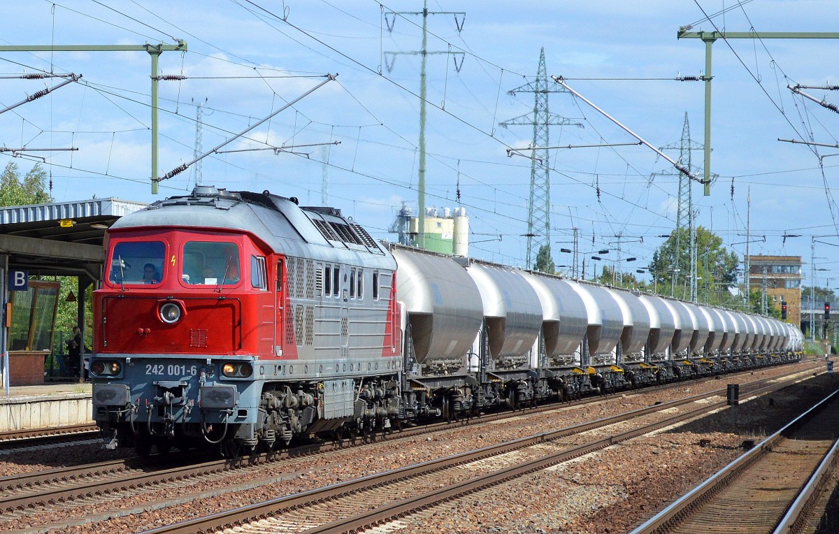 EKO-Trans mit EKO 42 (242 001-6) mit einem Zug Staubgut- und Kesselwagen bei der Durchfahrt Bhf. Flughafen Berlin-Schönefeld.