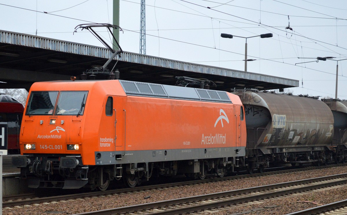 EKO-Trans/Arcelor 145-CL 001 (145 081-6) diesmal mit Ganzzug Staubsilowagen für Kohlestaub siehe UN-Nr. 40/1361 bei der Durchfahrt Bhf. Flughafen Berlin-Schönefeld, 28.11.14 
