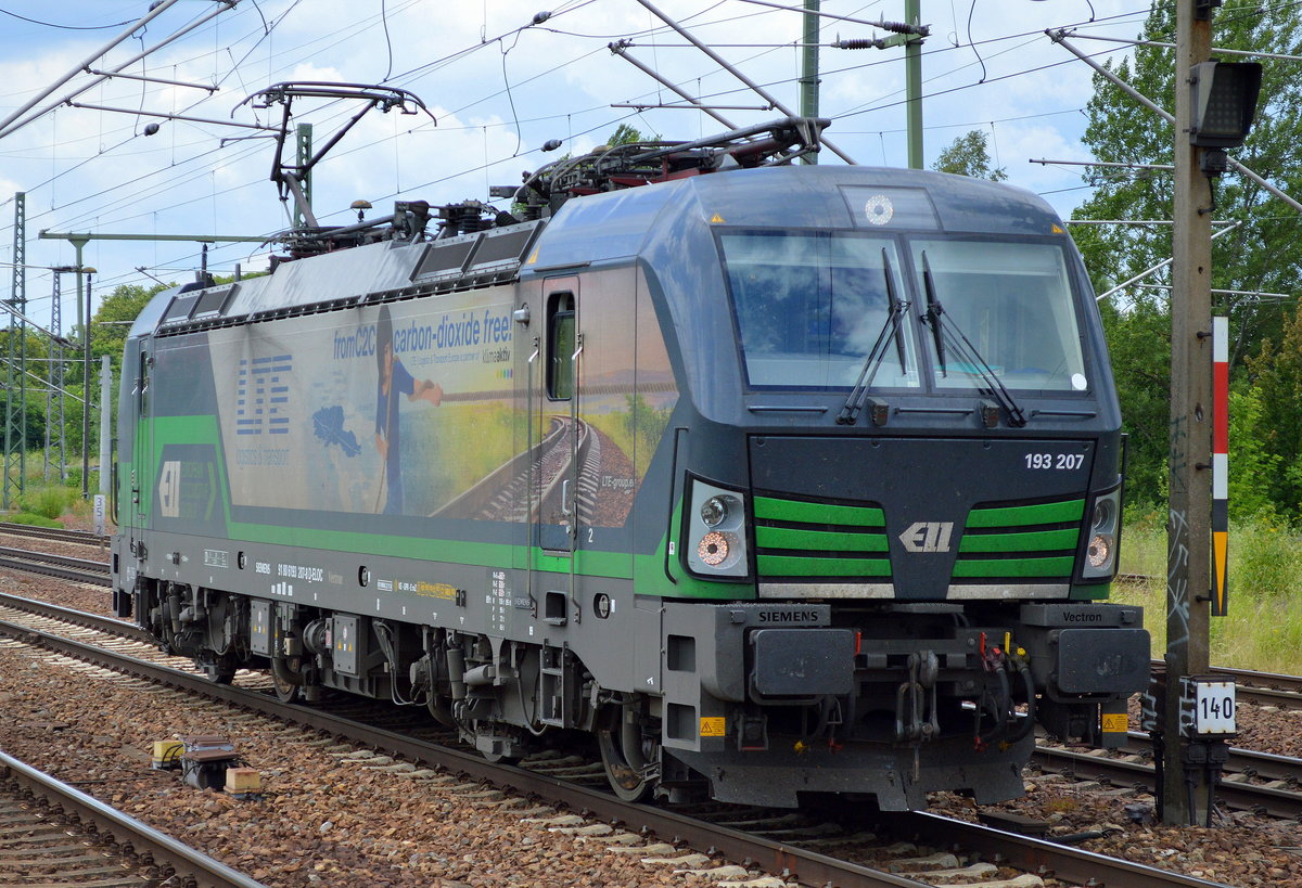 ELL Vectron 193 207-8 (NVR-Number: 91 80 6193 207-8 D-ELOC, Siemens Bj.2014) angemietet von LTE am 05.07.16 Durchfahrt Bf. Flughafen Berlin-Schönefeld.