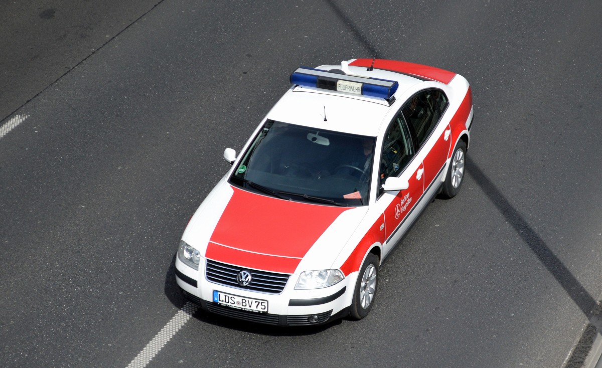 ELW der Flughafenfeuerwehr (Berliner Flughäfen) vom Kennzeichen her vom Flughafen Berlin-Schönefeld, ein VW Typ? am 13.04.15 Berliner Stadtautobahn Höhe Kaiserdamm.